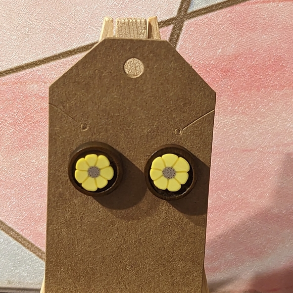 3 for $6 Item: Sunflower Wooden Stud Earrings NEW! - Picture 4 of 4